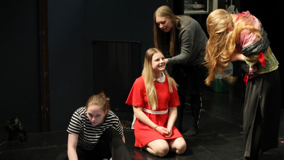 Annies (Ebba Berger) flätor fixas inför generalrepetitionen på Kulturskolans scen i Vimmerby och regissören Alice Degerman kollar datorn.
