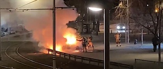 Två bilar helt utbrända på parkering – spårvagnstrafiken stoppades