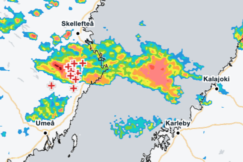 By 10:00, the rain band had reached the Swedish side of the country. The intensity of the rainfall is shown by the color on the map, with red indicating the heaviest precipitation. The plus signs mark lightning strikes detected between 10:10 and 10:15.