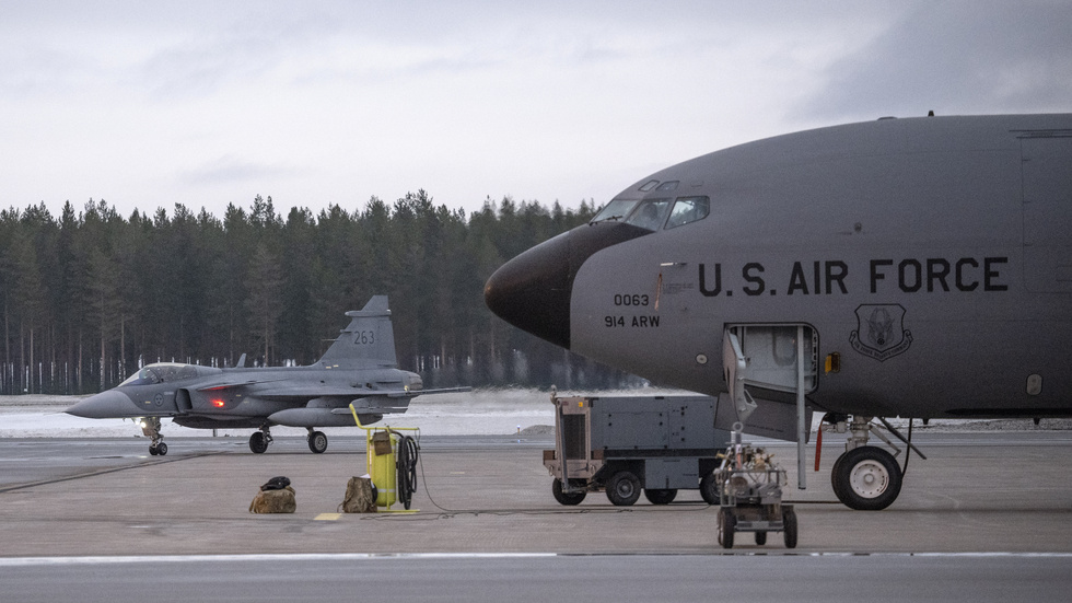 Ett svenskt JAS-plan passerar förbi ett amerikanskt KC-135 Stratotanker på Luleå-Kallax flygplats. Bilden är från militärövningen Nordic Response.