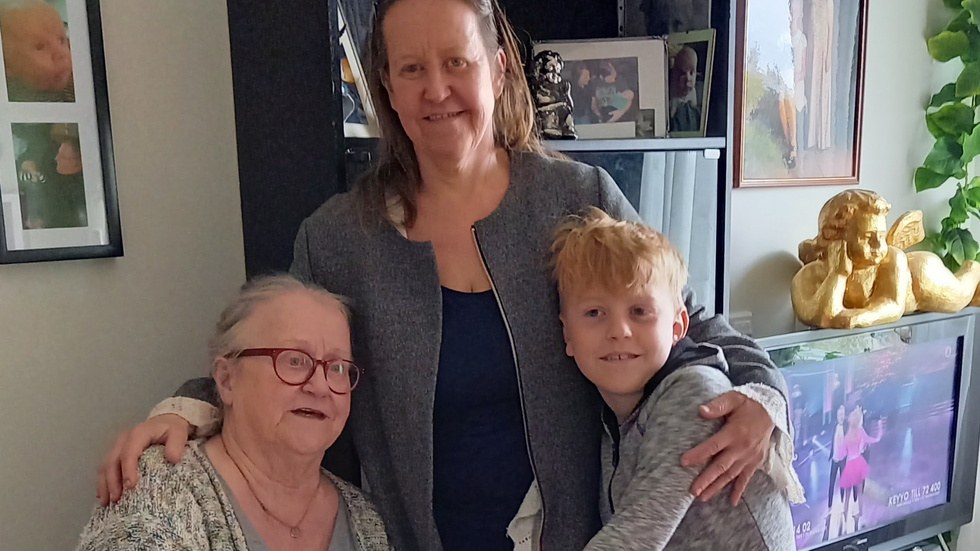 Suvi Rickström skriver om sin mamma Pirjo, till vänster i bild. Här ses Prijo tillsammans med dottern Taru och barnbarnet Jeff på demensboendet i Eskilstuna.