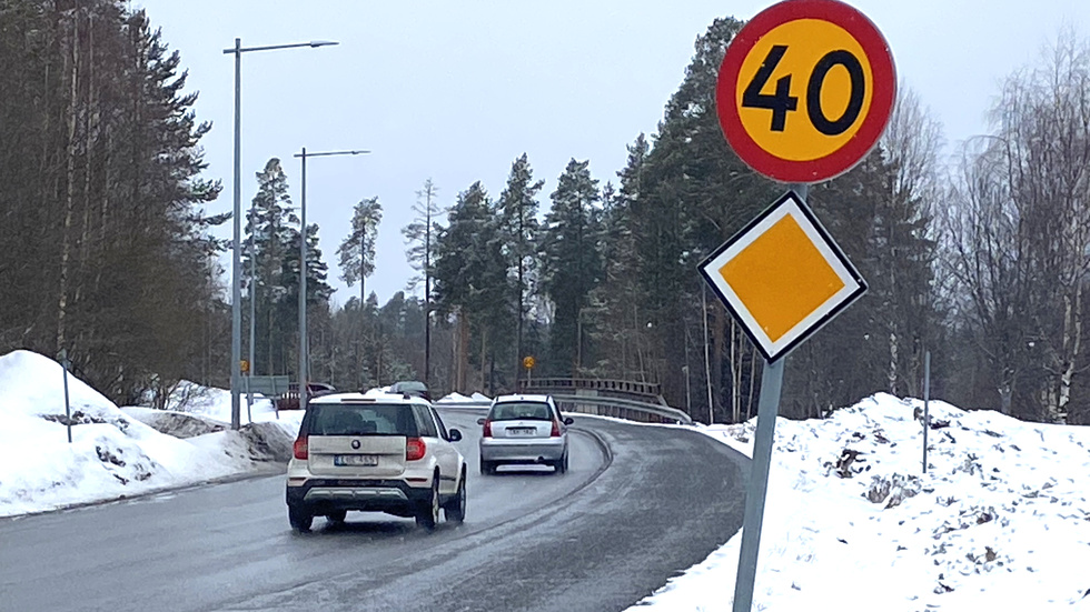 Skribenten tycker att hastighetsbegränsningarna är märkliga på Klockarbergsvägen.