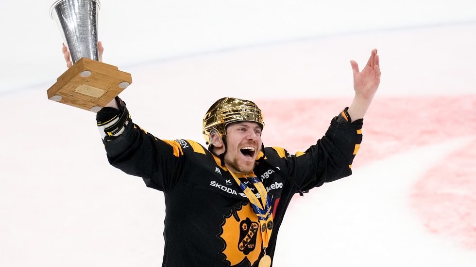 Skellefteå's Pär Lindholm celebrates the win.
