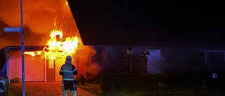 Brand i uterum spred sig till villan – fullt utvecklad brand