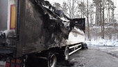 Se förödelsen efter branden: Lastbilssläp övertänt vid bensinmack
