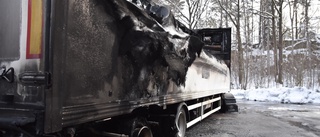 Se förödelsen efter branden: Lastbilssläp övertänt vid bensinmack