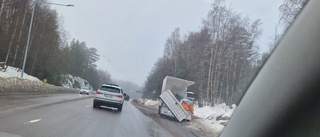 Lastbil körde in i räcket på Bergnäsbron – skräp på vägen