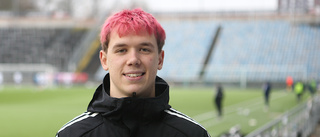 Gick till frisören – sedan kom IFK-mittfältaren hem med rosa hår