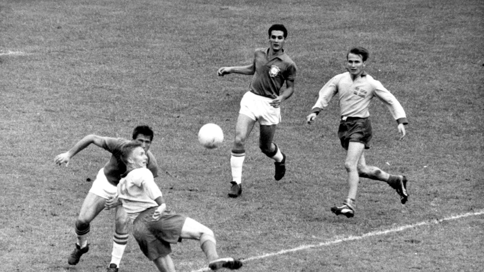 Kurre Hamrin skjuter på "volley" i VM-finalen mot Brasilien 1958.