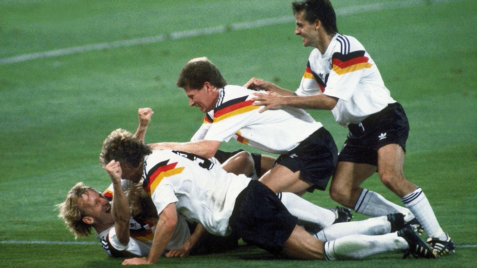 Andreas Brehme, längst till vänster, jublar med sina lagkamrater efter att han gjort VM-finalens enda mål på straff när dåvarande Västtyskland vann mot Argentina 1990. Arkivbild.