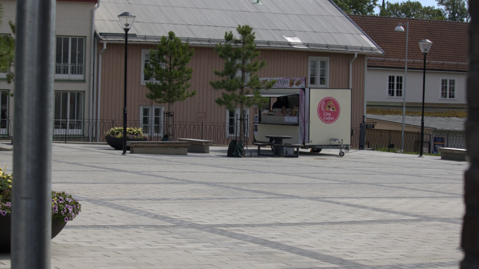 Insändarskribenten tycker att parkförvaltningens personal borde få uppgiften att förvandla torget vid Åkroken.