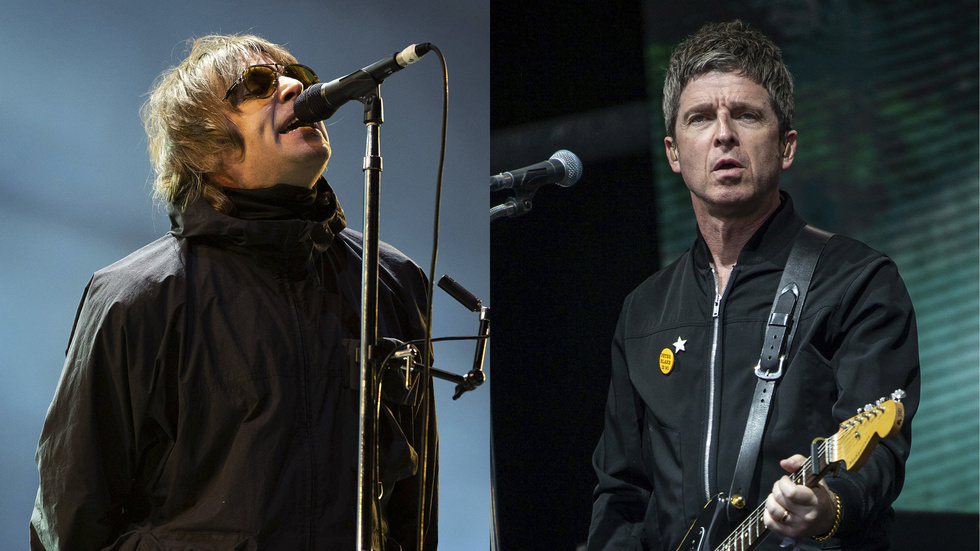 Liam Gallagher (vänster) uppträder på Reading Music Festival 2021. Noel Gallagher (höger) i samband med Glastonburyfestivalen 2022. Nästa år återförenas de. Arkivbild.