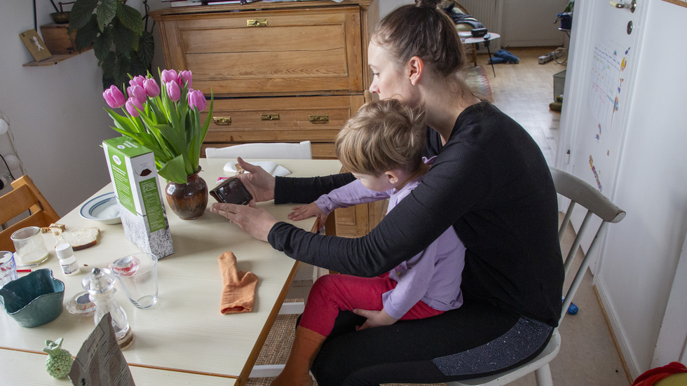 De yrkesverksamma förväntas behöva ta notan för mycket framöver. Varken dagens och framtidens äldre är förtjänta av att leva i ett samhälle med låg produktivitet och tillväxt. 