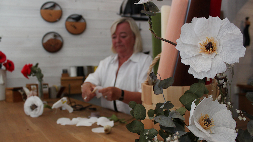 Anne Westrin har hakat på trenden och tillverkar handgjorda pappersblommor så fort hon kommer åt. "Jag var på en workshop i våras, sedan var jag fast".