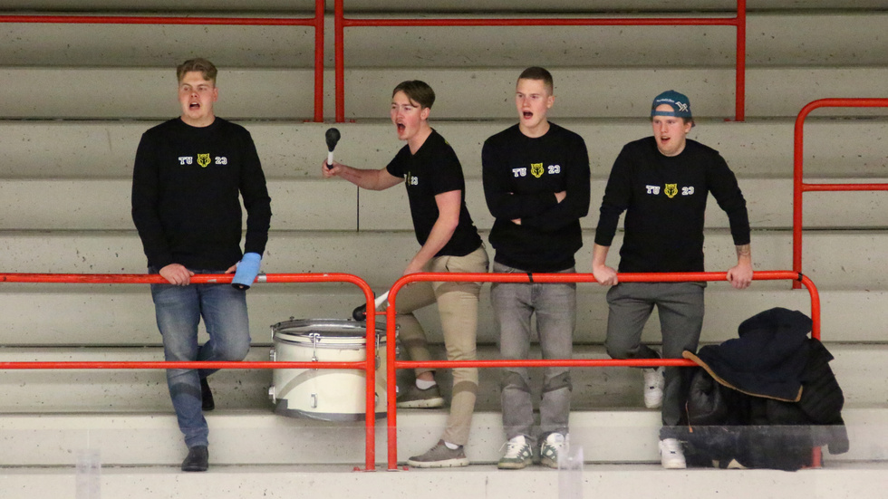 Hängivna supporters. William Peterson, Otto Svensson, Axel Backstad och Isak Backstad lämnade Vimmerby för att stötta Vimmerby Hockey i Piteå. Och visst är de på plats även i Hudiksvall...