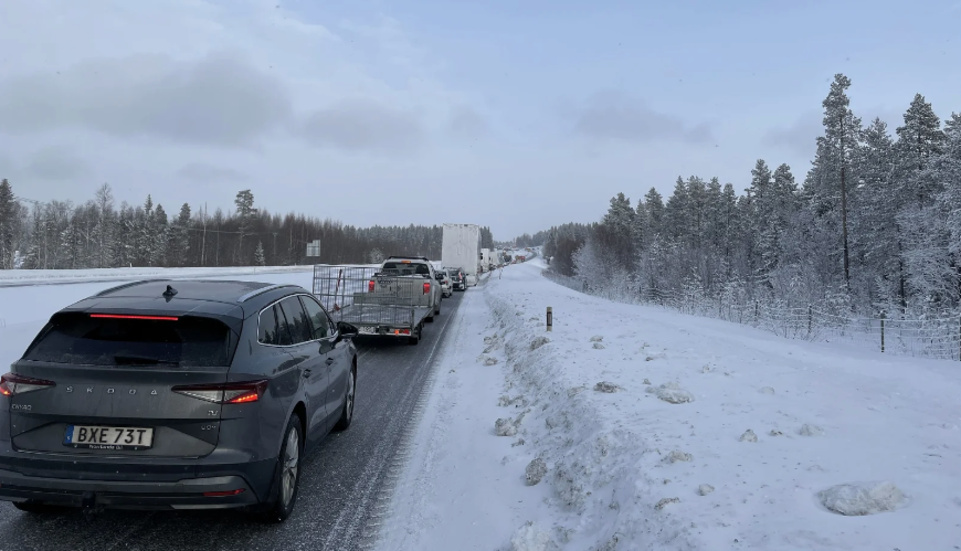 Long queues on the E4 after a major collision north of Skellefteå