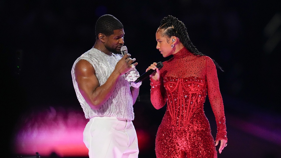 Usher uppträder med Alicia Keys i halvtidsunderhållningen.