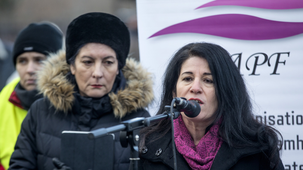 Sara Mohammad, grundare av  föreningen GAPF (Glöm aldrig Pela och Fadime), talar under en manifestation till minne av Fadime Sahindal som blev mördad 2002.