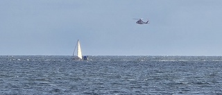 Segelbåt gick på grund – helikopter räddade fem ur flotte