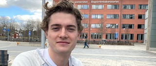 Adam, 21, stressad över högskoleprovet: "Börjar bli gammal"