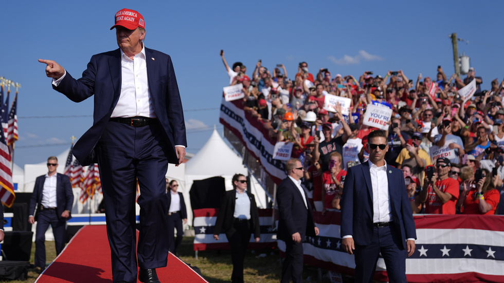 Här anländer Donald Trump till valmötet i Pennsylvania där han några minuter senare skulle bli skjuten. Skottet som bara skadade honom ytligt har nu - skriver Leo de Bruin i sin krönika - gjort honom kampanjmässigt skottsäker. 