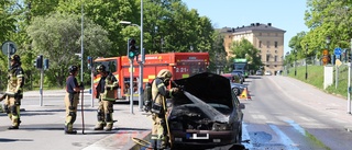 Bil tog eld: "Fullt utvecklad brand"