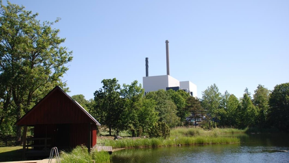 Beredskapszonerna kring svenska kärnkraftverk, bland annat det i Oskarshamn, kan komma att dubblas enligt P4 Kalmar.