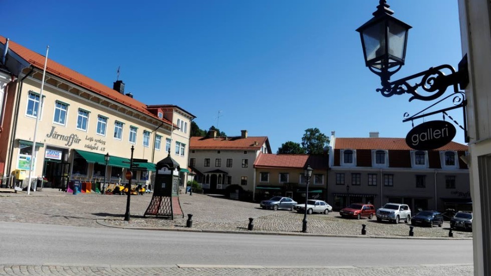 En privatperson har lappat bilar med Christer Ramströms signatur på Gamla torget i Gamleby.