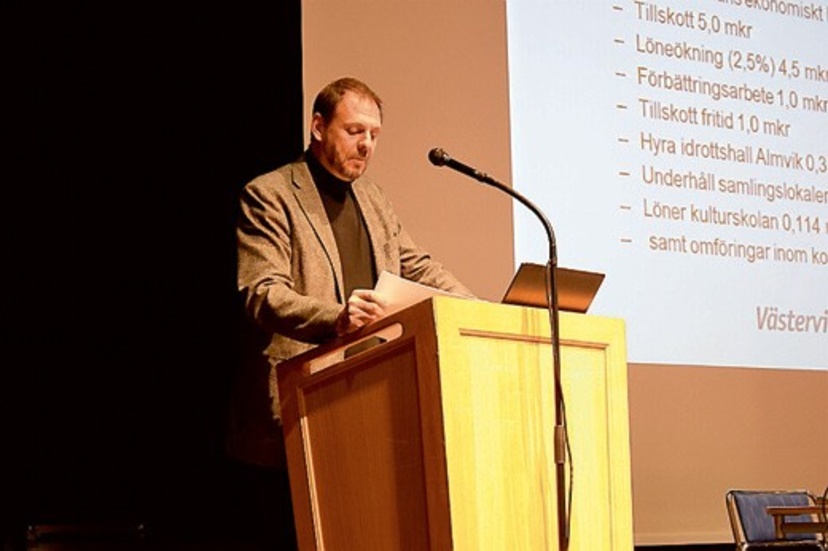 Tillträdande kommunalråd Tomas Kronståhl (S), presenterade den nya majoritetens tilläggsförslag.