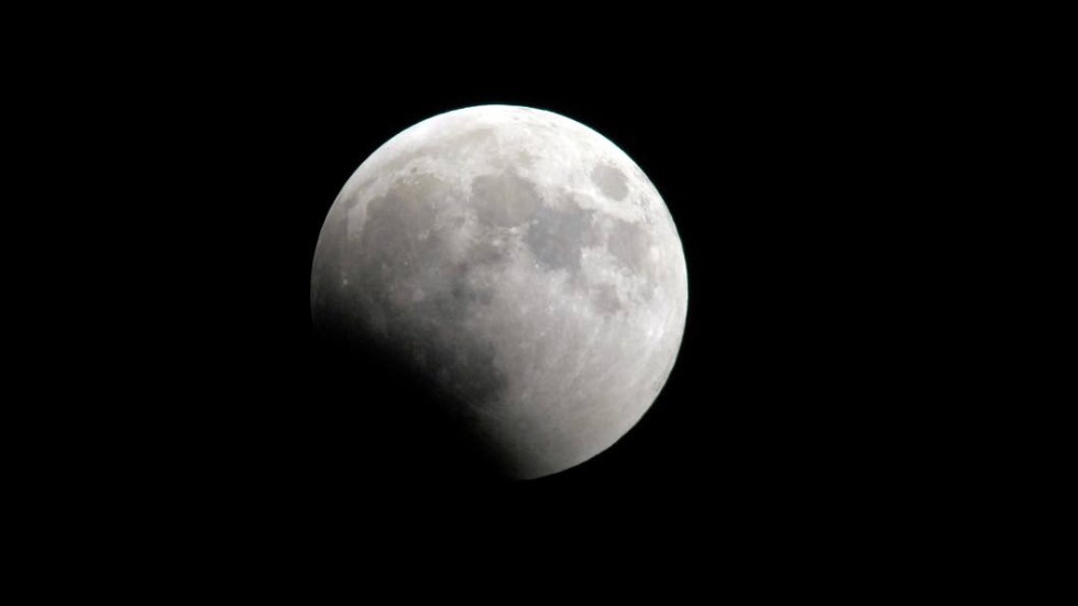 I kväll, den 16 juli, finns chansen att se när månen skuggas av jorden.