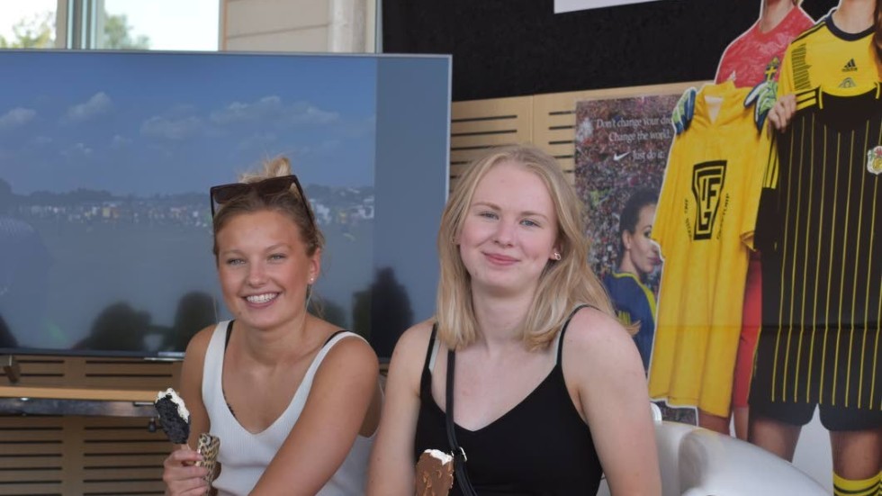 Thilda Kennmark och Stina Kägo Bragsjö var två av alla ungdomar som tog chansen att provsitta "Kosse-stolen".