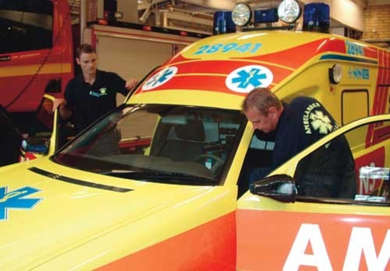 Robert Lärk och Johan Kullander på väg att rycka ut efter ett larm från södra kommundelen. Ambulansen är en av de nya Mercedesbilar som successivt håller på att ersätta de gamla Volvobilarna. En sådan här bil kostar runt 800 000 kronor, exklusive utrustning.