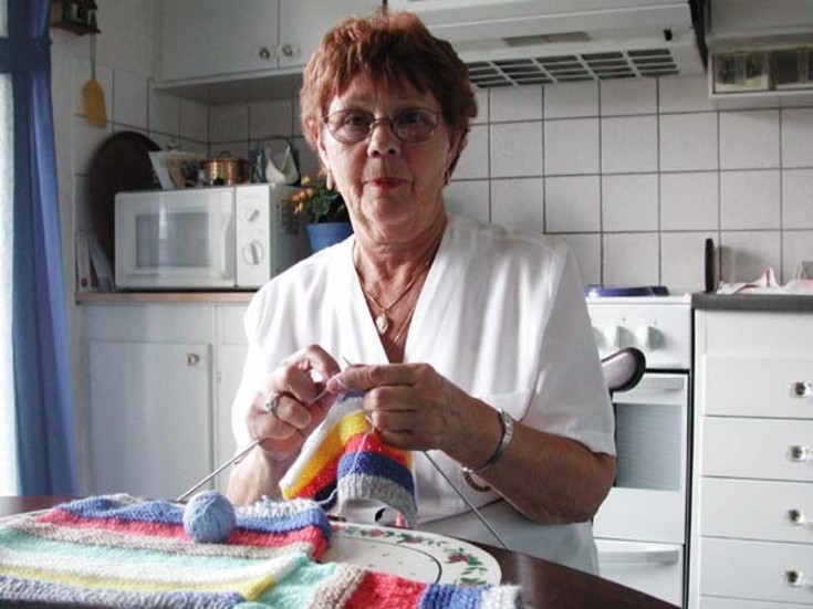 Hjördis Lind lägger ner stor möda för att kunna hjälpa till att öka standarden vid barnhem i bland annat Estland och Rumänien. Till dags dato har hon producerat över 500 filtar och ett hundratal set med barntröjor och mössor.