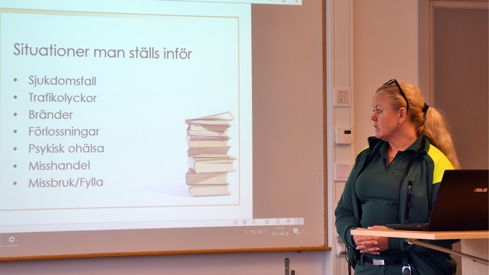 Marie Hjelte presenterade arbetet inom ambulansen, och fick svara på elevernas frågor. Foto: Morgan Karlsson