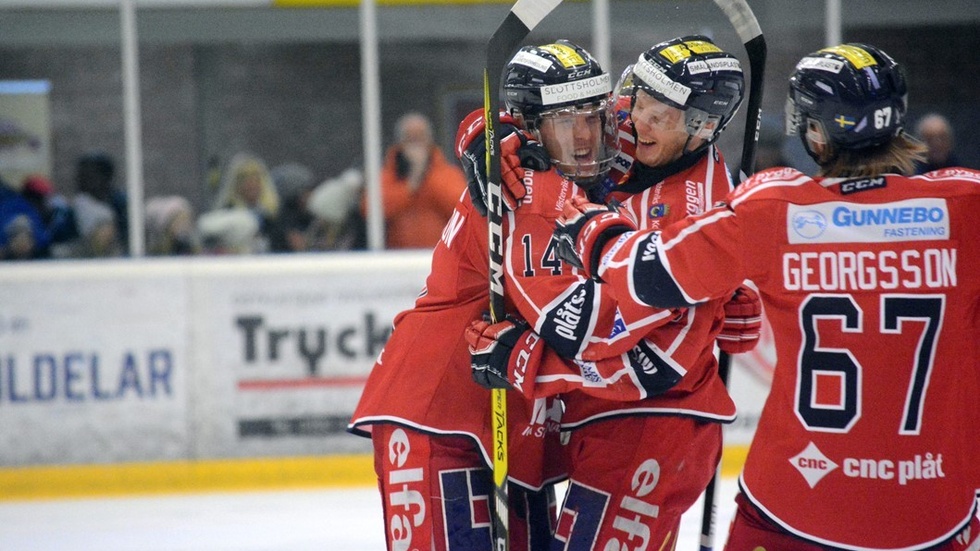 Erik Gustafsson gjorde sitt första mål på två säsonger och klappas om av Pierre Gustavsson och Emil Georgsson.
Foto: Viktor Allvin