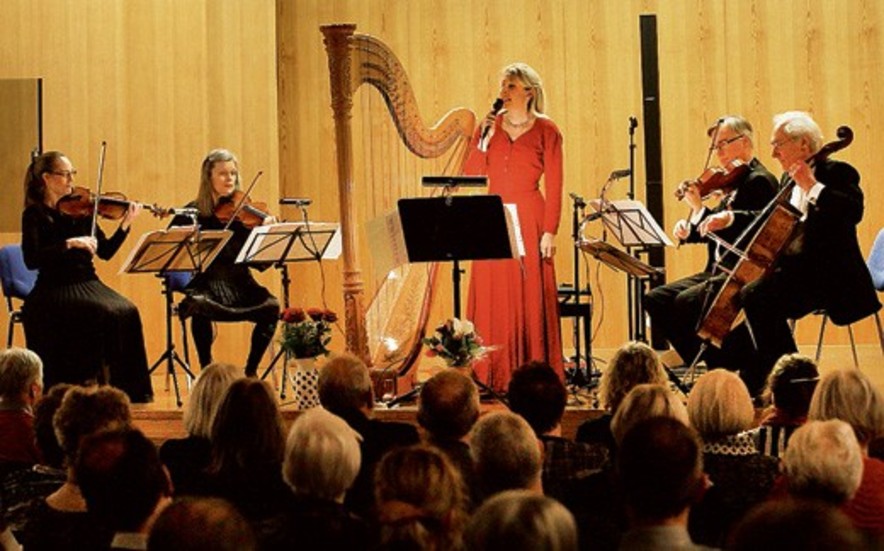 Ylva Larsson, Berit Mattsson, Jakob Ruthberg, Tommy Svanström - och Margareta Bengtson, sång och harpa, gav en bejublad konsert i Vimmerby på lördagen.