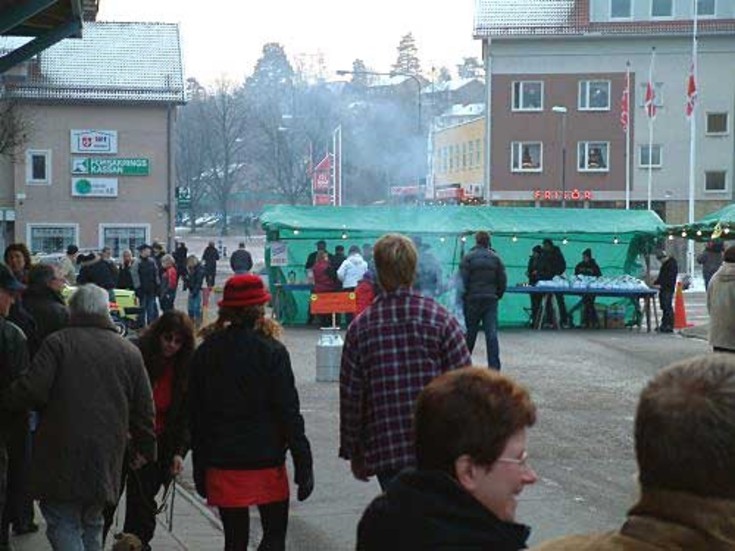 Liv och rörelse på Kisa torg. Julskyltningen är en tradition. Foto: Jan Björkegren