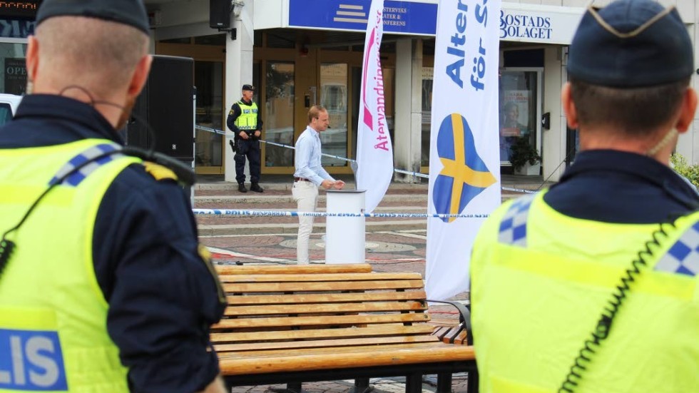 Gustav Kasselstrand siktar på Riksdagen. Polisen officiella åhöraruppskattning visar att det var ett 30-tal aktiva lyssnare på Spötorget i Västervik.