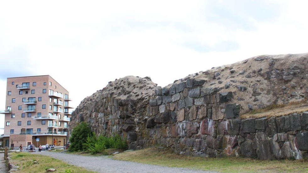 Kan Slottsholmen tillsammans med ruinen bli ett vinnande koncept? I diskussionerna mellan kommunen och Slottsholmens exploatörer har ruinen kommit upp.
