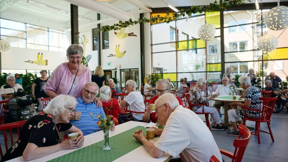 Ingalisa Karlsson, Margareta Gustafsson, Rune Karlsson, Ulla Dahlman och Sture Dahlman var några av dem som mötte vid invigningen av den nya atriumgården vid Korallen.