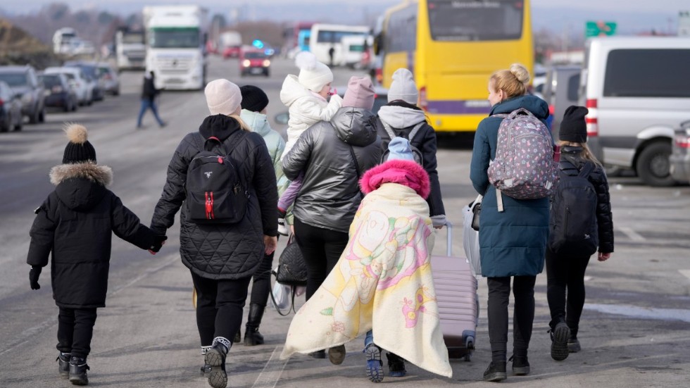 Var är beredskapen för flyktingmottagandet? Eller ska vi säga att vi inte har plats, undrar signaturen "Jay".
Bilden: Flyktingar från Ukraina går över gränsen till Polen i tisdags.