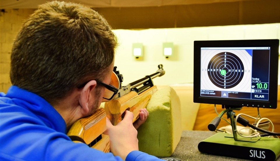 Johan Lood skjuter några skott för att visa den digitala tekniken som man numera använder för visning av träffbild.