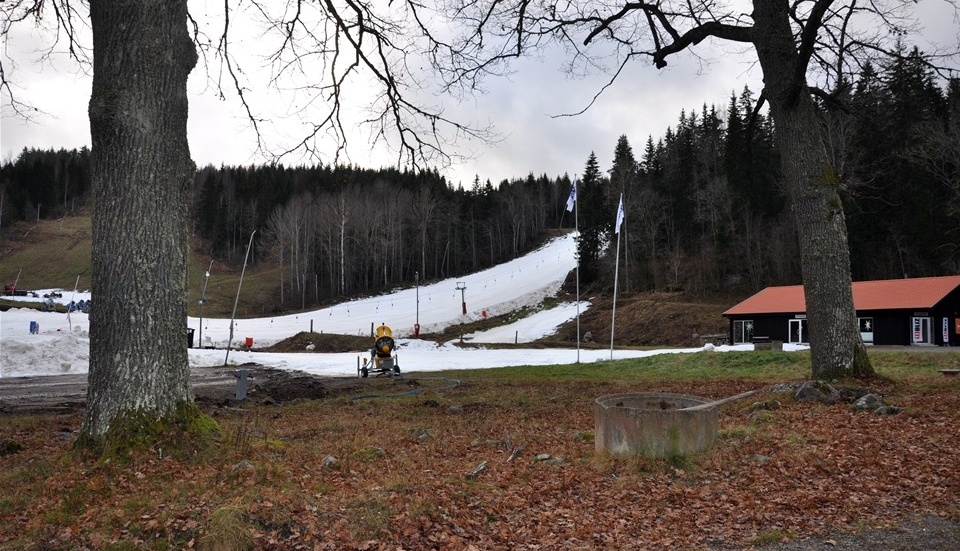 ...och nu har det som doldes under bark och flis fördelats ut så teknikbacken kan öppnas till helgen. Och dessutom förstärkt med ett lager konstsnö. Foto: Alf Wesik