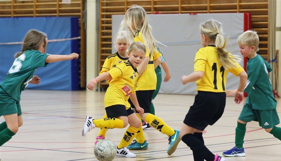 Full fart och bra koll på bollen. Vimmerby IF segrade i breddturneringen mot Hultsfreds FK. Bilder: Roelof Stroetinga