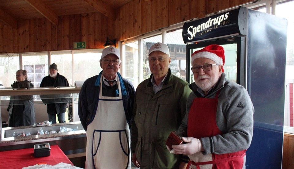 Janne Gustafsson, Sven-Evert Zeylon och Jan-Anders Bergquist håller ställningarna på julmarknaden. Foto: Erica Månsson