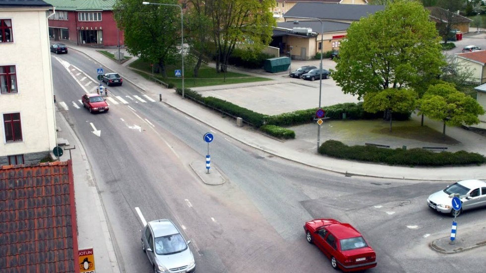 Vid Skvallertorget är riksvägen bred. Fortsättningen söderut är desto mer vansklig för oskyddade trafikanter.
