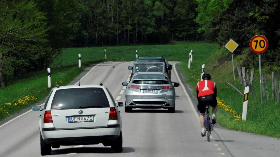 Cyklister på landsbygden lever farligt på många vägar, påpekar Claes Brandén.