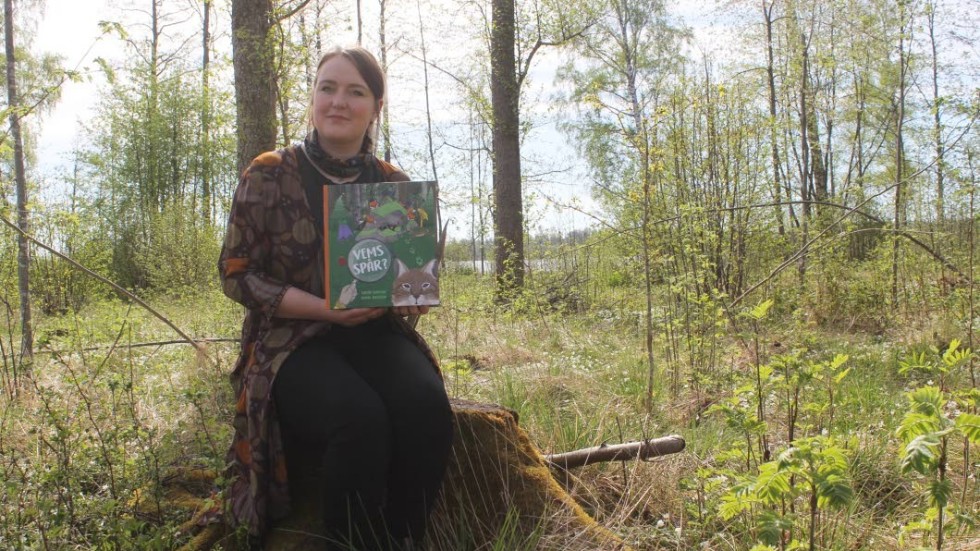 Emma Jansson trivs i naturen och hon tecknar gärna skog och djur. Så uppdraget att illustrera Sarah Watsons barnbok "Vems spår?" passade henne perfekt.