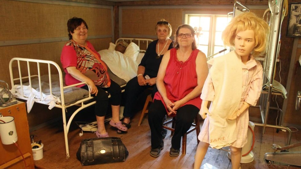 Mia Lind, Lena Larsson, Monika Fridh och Inga Andersson (saknas på bilden) hjälps åt att bygga upp sanatorieutställningen i hembygdsparken.