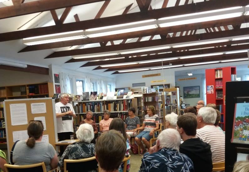 Många kom till utställningens invigning på biblioteket i Virserum.